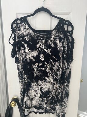 torrid Black & White Cutout Sleeve Tunic Top